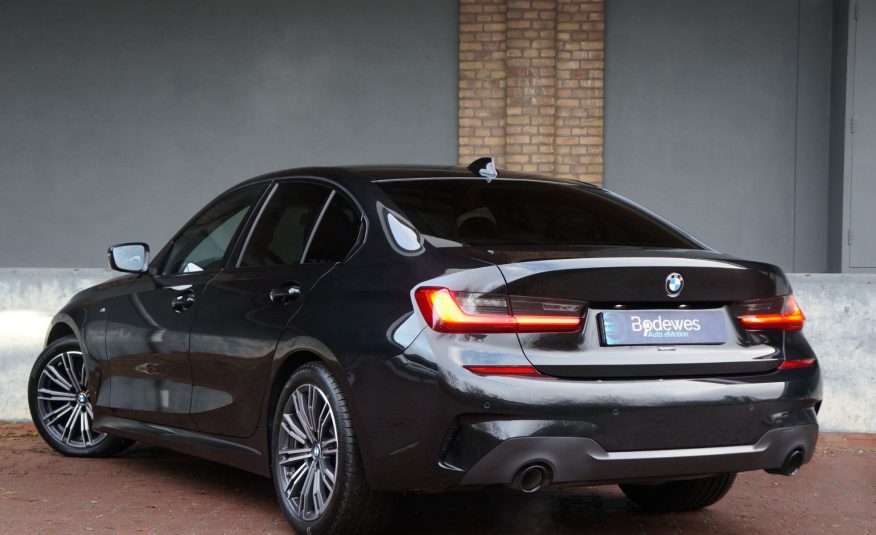 BMW 3-Serie 318i Model M Sport Black ed. Live Cockpit Laser!